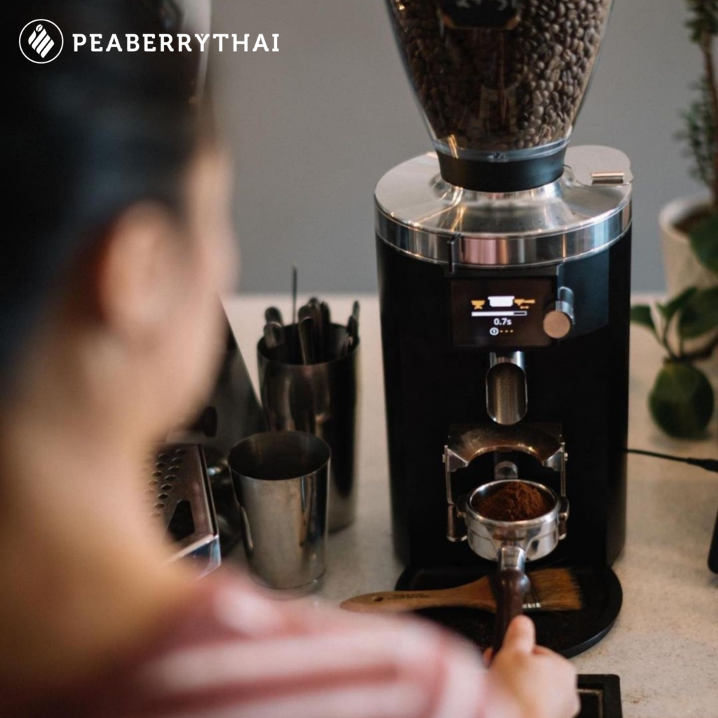 เครื่องบดกาแฟ เป็นอุปกรณ์ที่ส่งผลต่อคุณภาพการสกัดโดยตรง เพราะความละเอียดของผงกาแฟมีผลต่อการไหลของน้ำและรสชาติที่ได้